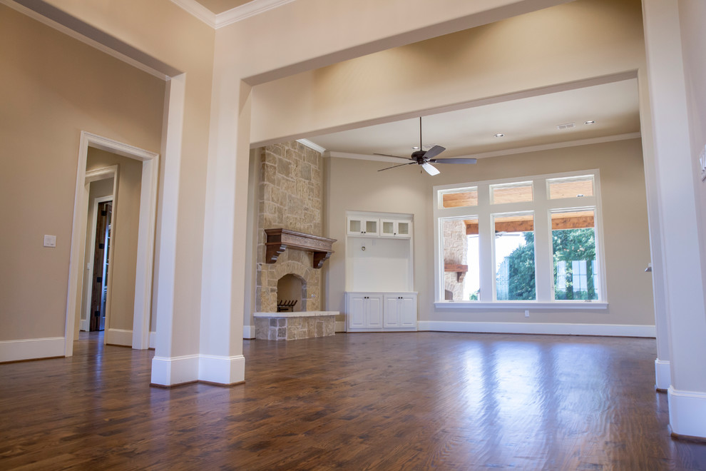 Home design - transitional home design idea in Dallas