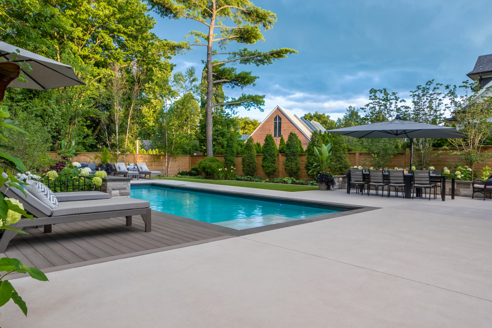 Inspiration for a mid-sized transitional landscaping in Toronto.