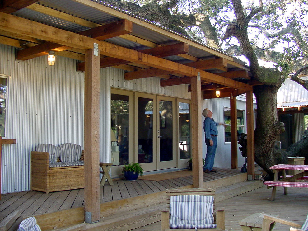 Industrial deck in Austin with a pergola.