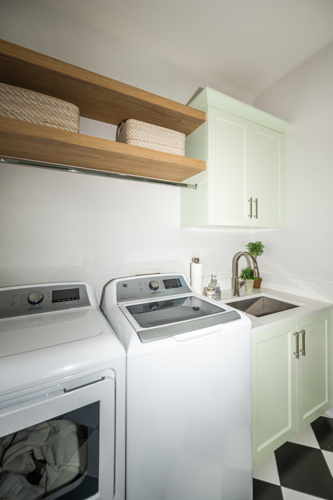 Foto di una piccola lavanderia multiuso moderna con lavello da incasso, pareti bianche, pavimento con piastrelle in ceramica, lavatrice e asciugatrice affiancate, pavimento multicolore e top verde