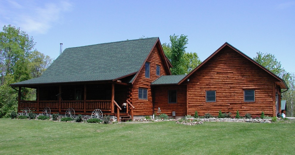 Inspiration for a mid-sized rustic home design remodel