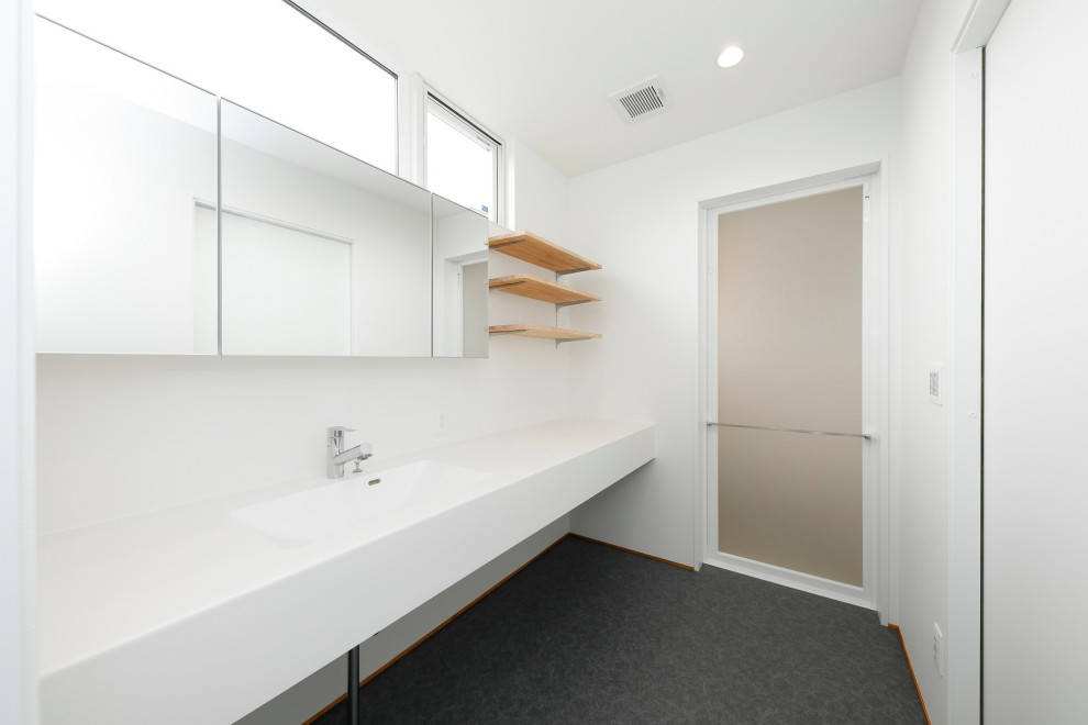 Idéer för ett mellanstort modernt vit toalett, med öppna hyllor, vita skåp, vita väggar, ett integrerad handfat och grått golv