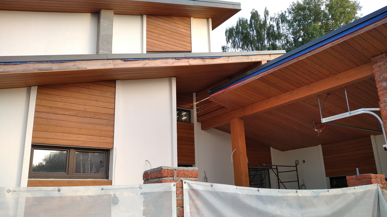 Отделка загородного дома планкеном из лиственницы