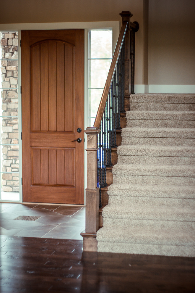 Design ideas for a traditional entryway in Omaha.