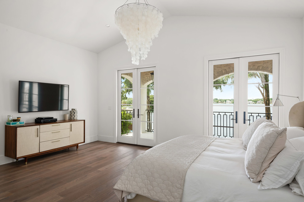 Example of a transitional home design design in Orlando