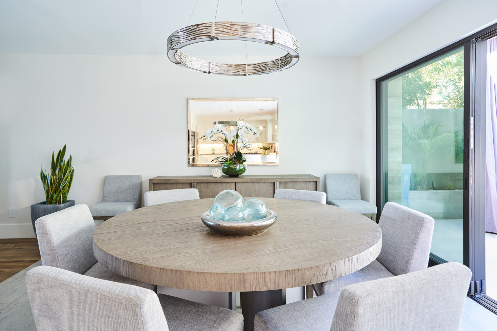 This is an example of a beach style dining room in Los Angeles.