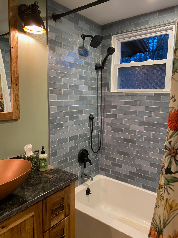 Стильный дизайн: главная ванная комната среднего размера со стиральной машиной в стиле рустика с фасадами в стиле шейкер, искусственно-состаренными фасадами, ванной в нише, душем в нише, раздельным унитазом, синей плиткой, керамической плиткой, зелеными стенами, полом из плитки под дерево, настольной раковиной, столешницей из гранита, коричневым полом, шторкой для ванной, черной столешницей, тумбой под одну раковину и напольной тумбой - последний тренд