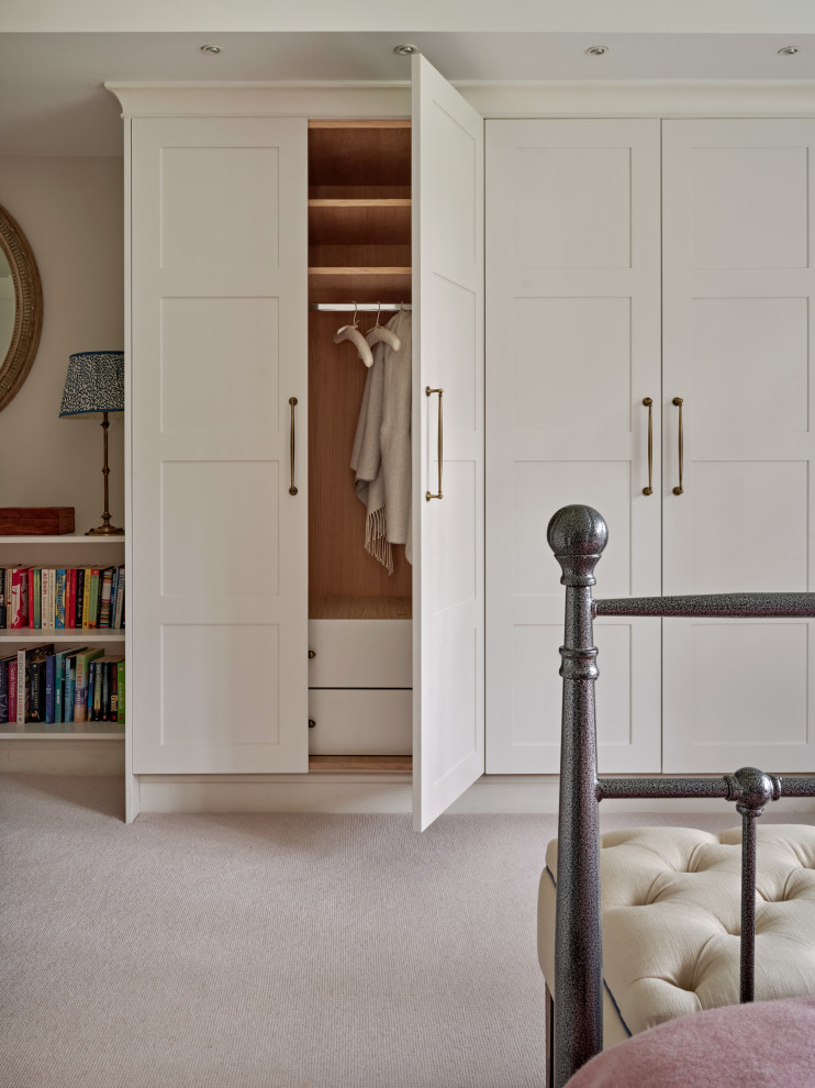 Réalisation d'une chambre avec moquette design de taille moyenne avec un mur beige.