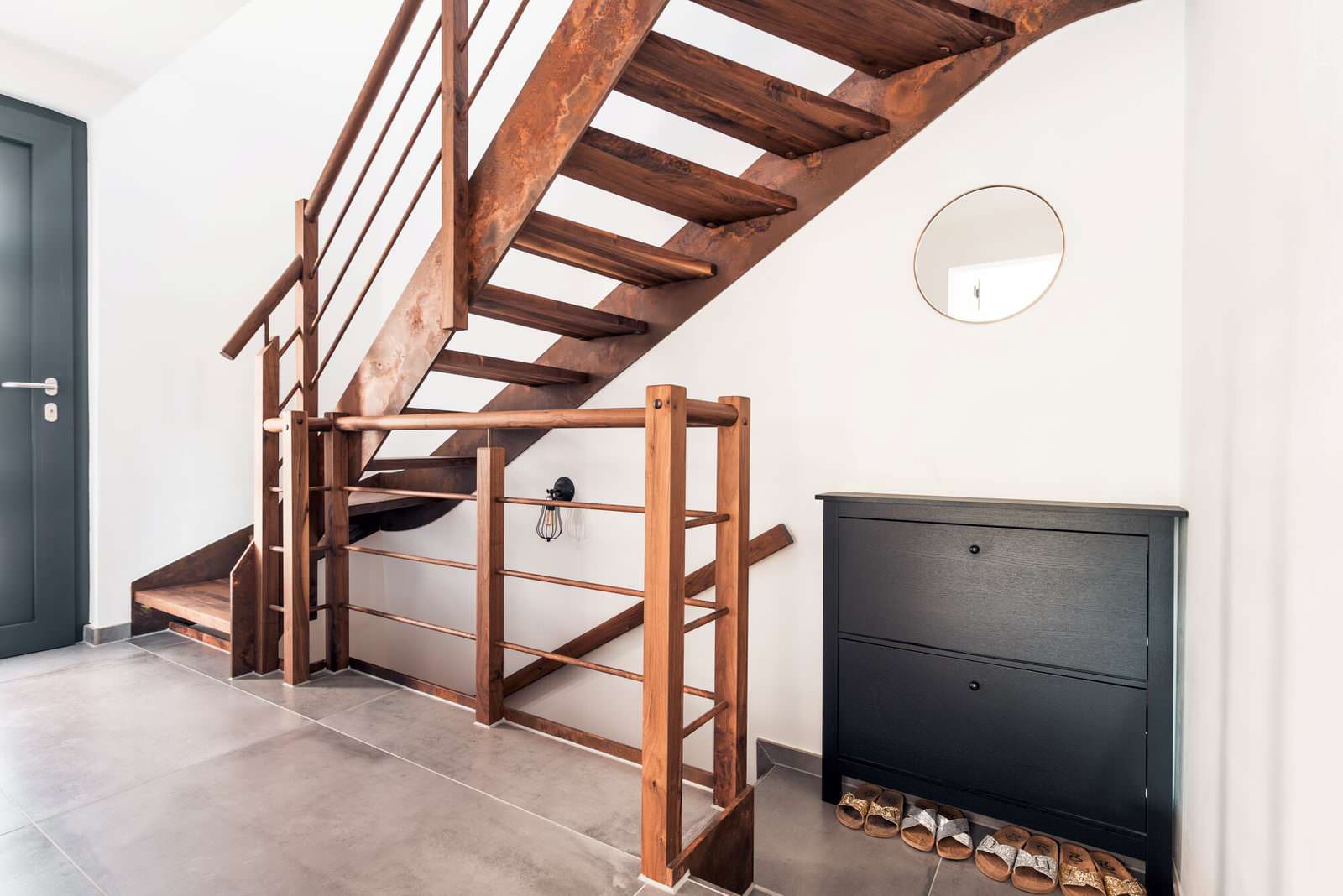 Дверь и лестница в стиле лофт