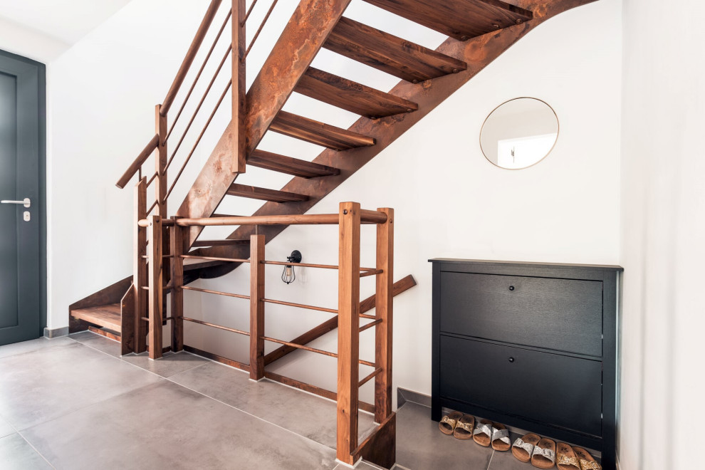 Дверь и лестница в стиле лофт