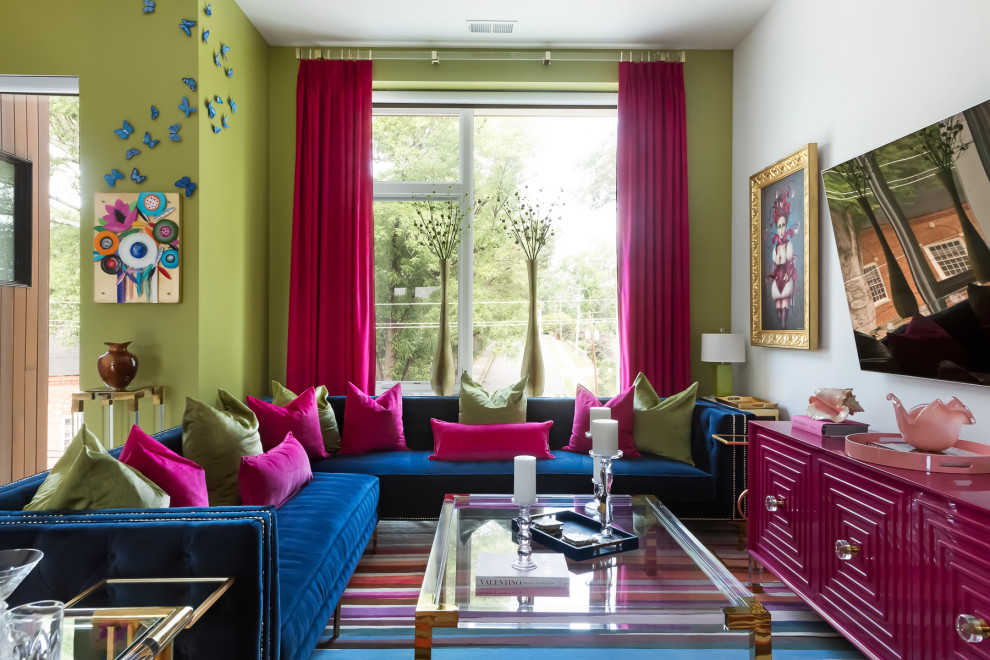 Пример оригинального дизайна: гостиная комната в стиле фьюжн с синим диваном
