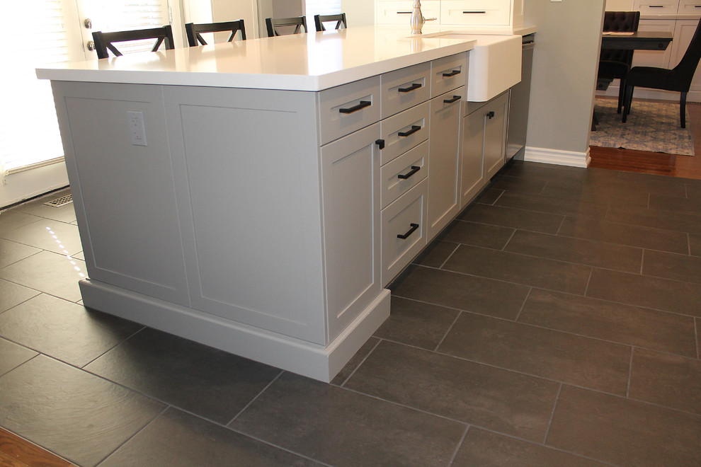 Kitchen - transitional kitchen idea in Toronto