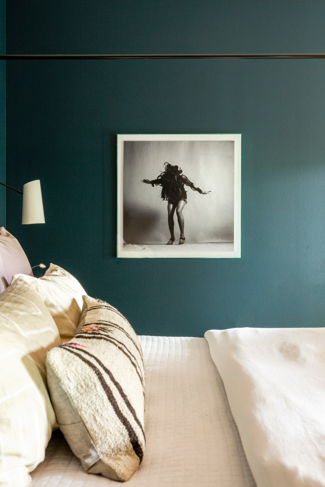 Réalisation d'une chambre parentale bohème de taille moyenne avec un mur bleu, sol en béton ciré et un sol gris.
