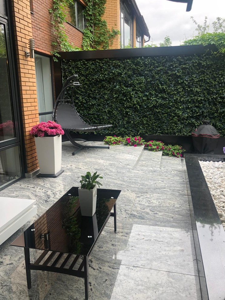 Открытая терраса на заднем дворике загородного дома