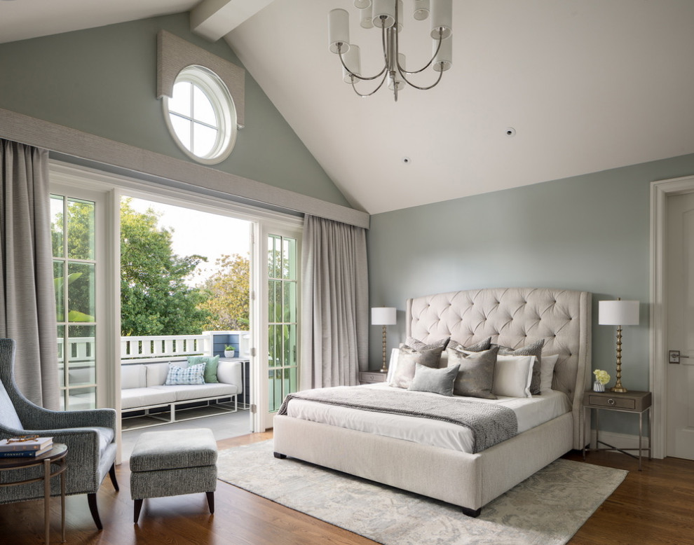 Immagine di un'ampia camera da letto stile marinaro con soffitto a volta