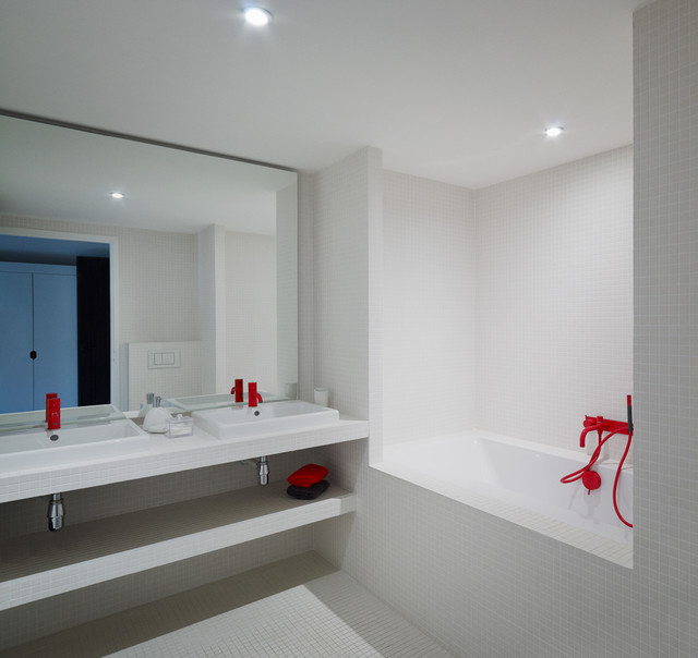 Villa solaire contemporary-bathroom