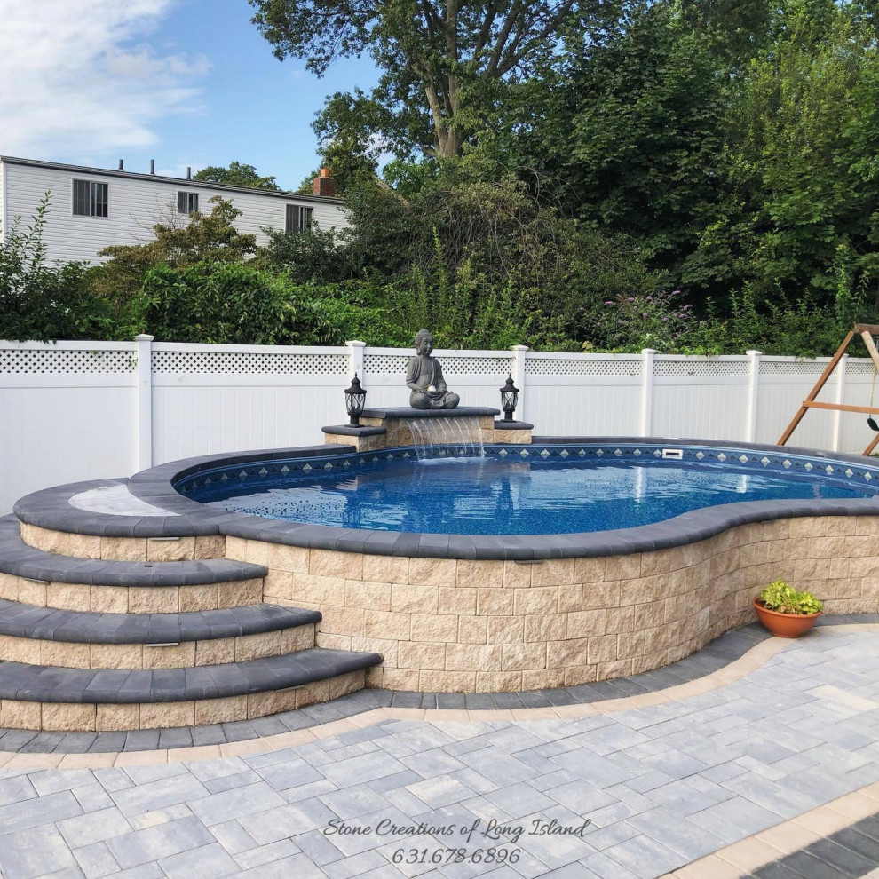 Oberirdischer, Großer Moderner Pool hinter dem Haus in individueller Form mit Wasserspiel und Betonboden in New York
