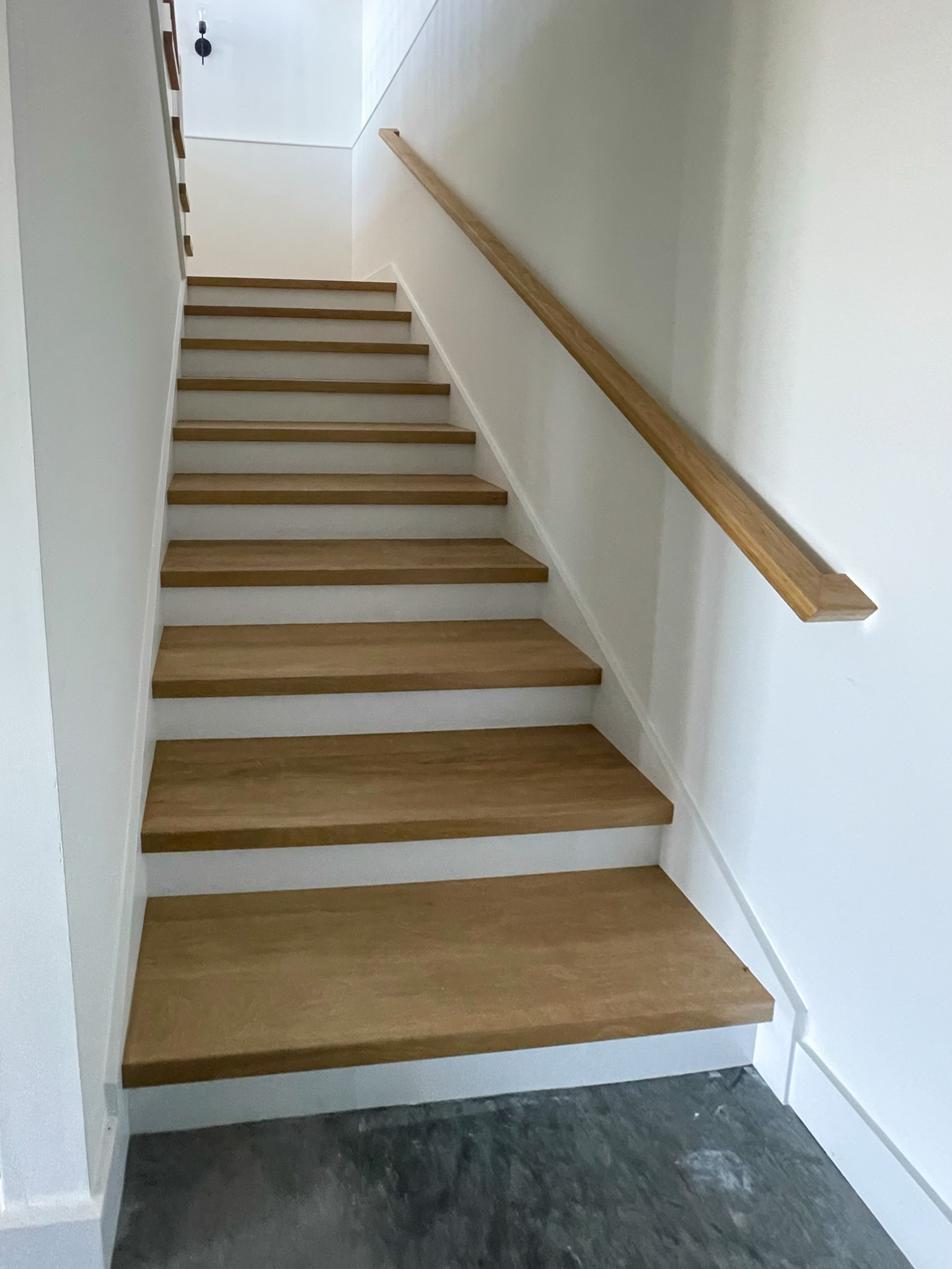 91_U-Shaped Floating Staircase Surrounded by Bucolic Mountain Views, Winchester,