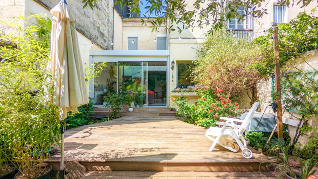Lumi&egrave;re et jardin contemporary-deck
