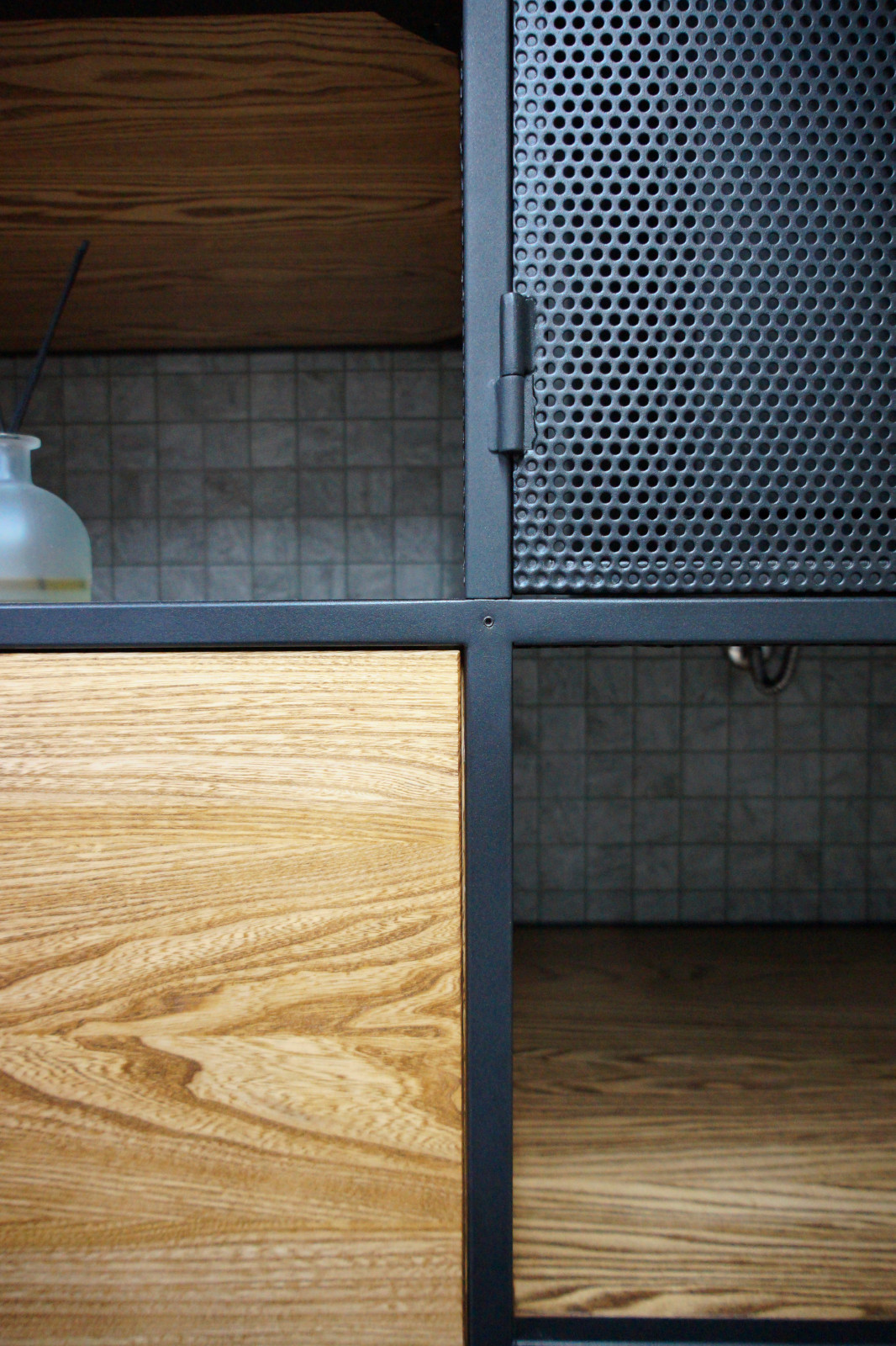 Встроенный шкаф с перфорированными дверцами