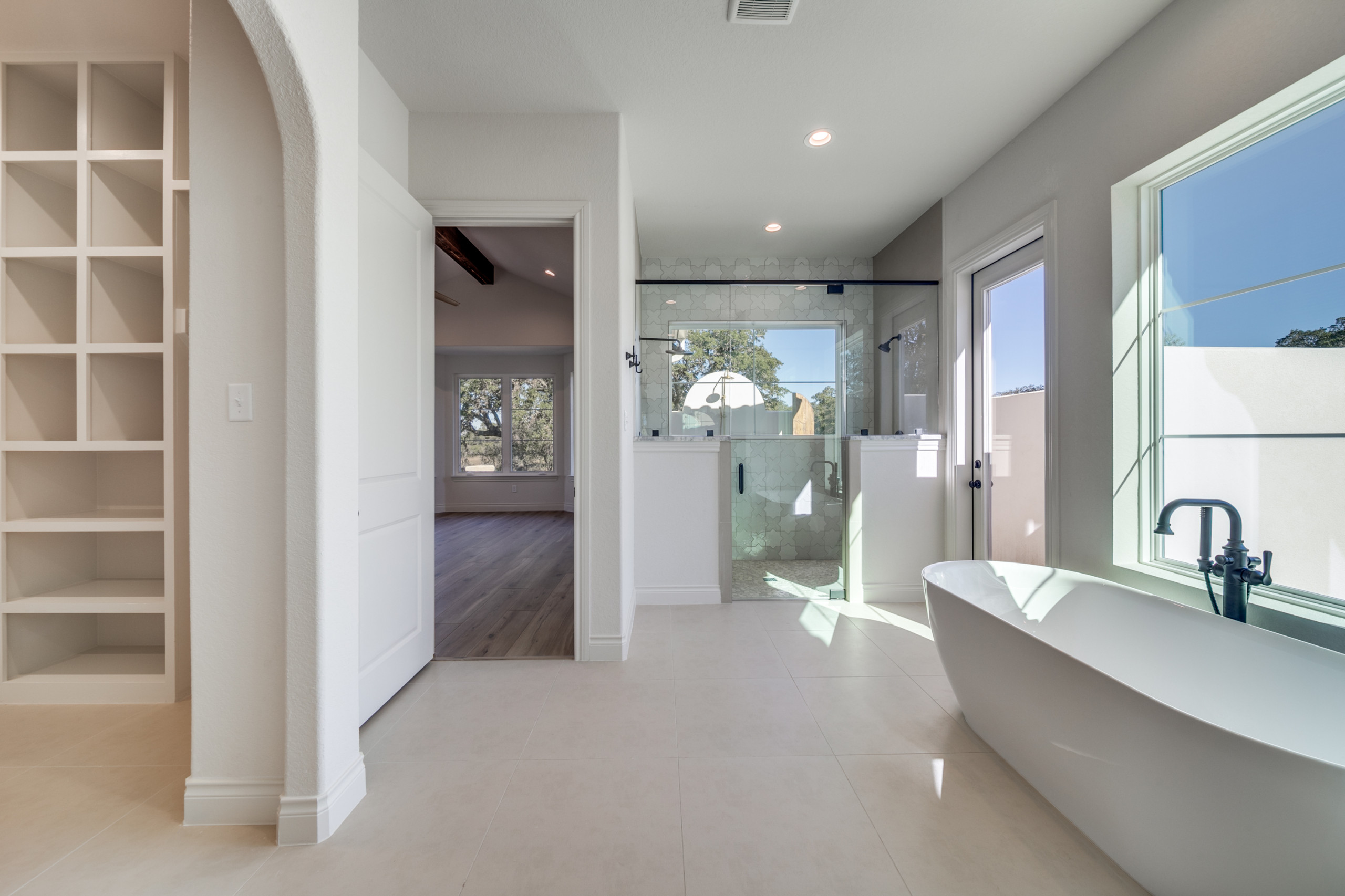 Spanish: 3,430 ft², 4 BR/3.5 BA/1 ST