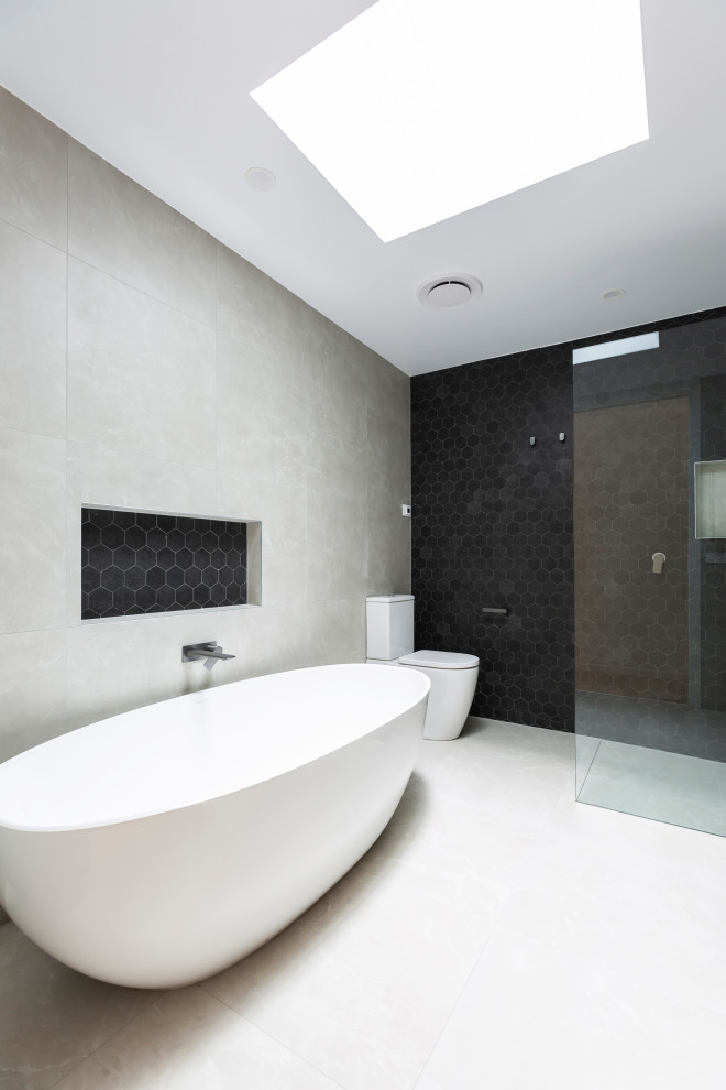 Design ideas for a contemporary bathroom in Canberra - Queanbeyan.