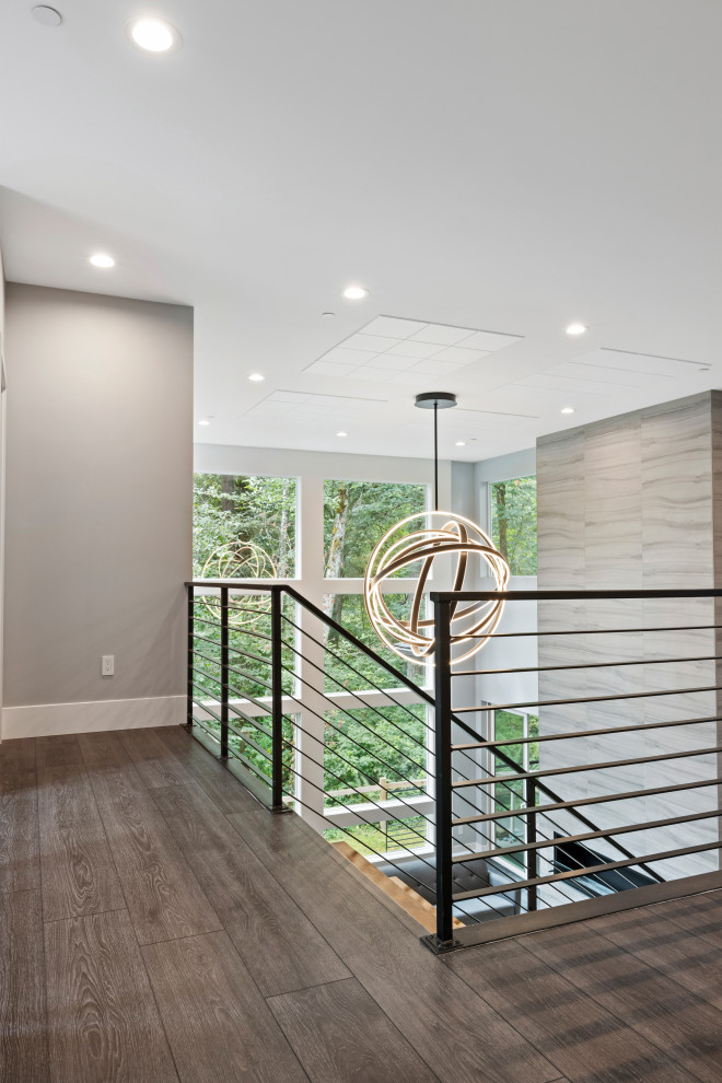 Свежая идея для дизайна: коридор среднего размера в стиле модернизм с серыми стенами, полом из винила, серым полом и сводчатым потолком - отличное фото интерьера