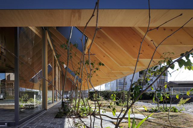 eaves house contemporaneo-porche