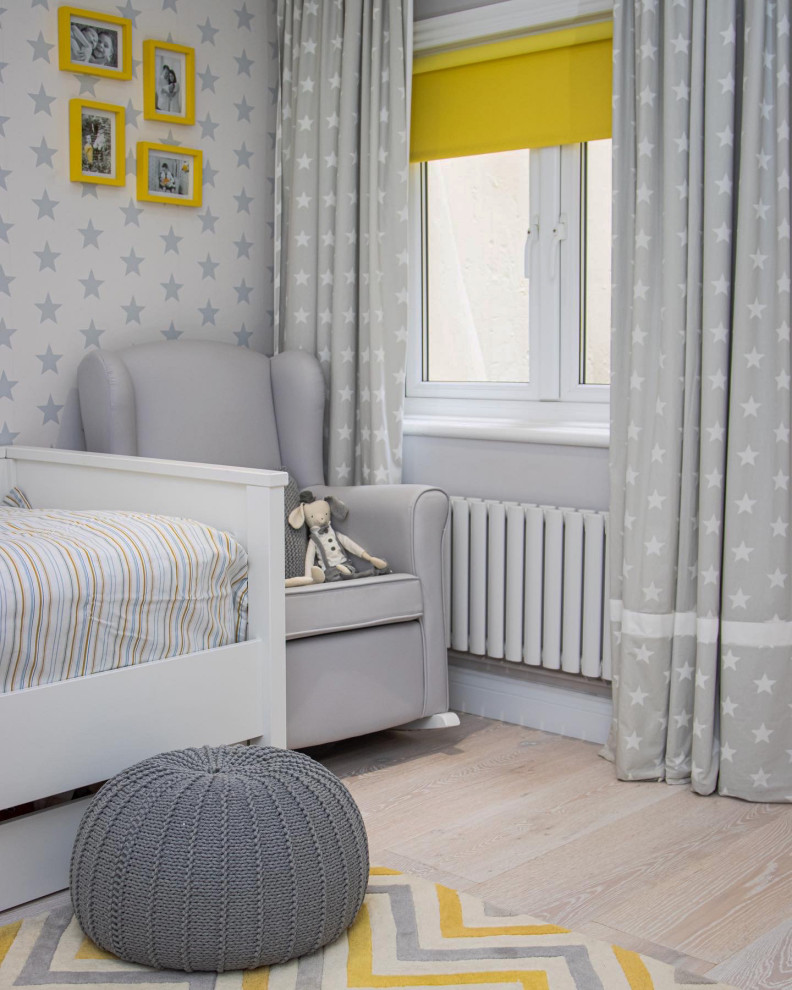 На фото: маленькая комната для малыша в современном стиле с серыми стенами, светлым паркетным полом, серым полом и обоями на стенах для на участке и в саду, мальчика с