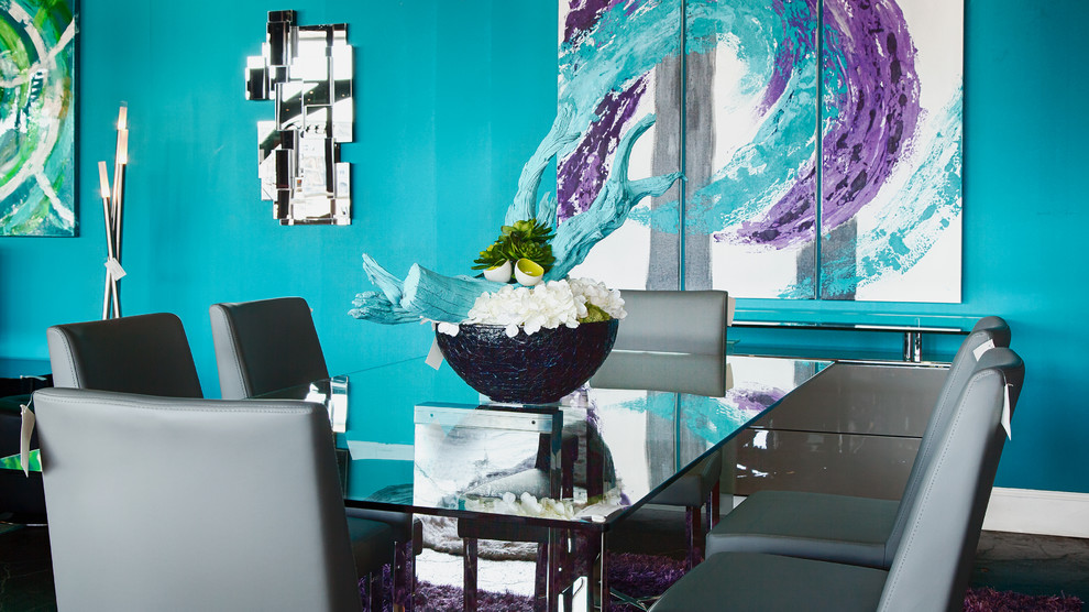Стильный дизайн: столовая в современном стиле с синими стенами - последний тренд