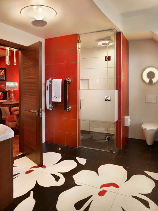 Mid-sized modern master bathroom in Other with flat-panel cabinets, red cabinets, a curbless shower, a wall-mount toilet, black tile, porcelain tile, white walls, porcelain floors, a console sink and granite benchtops.