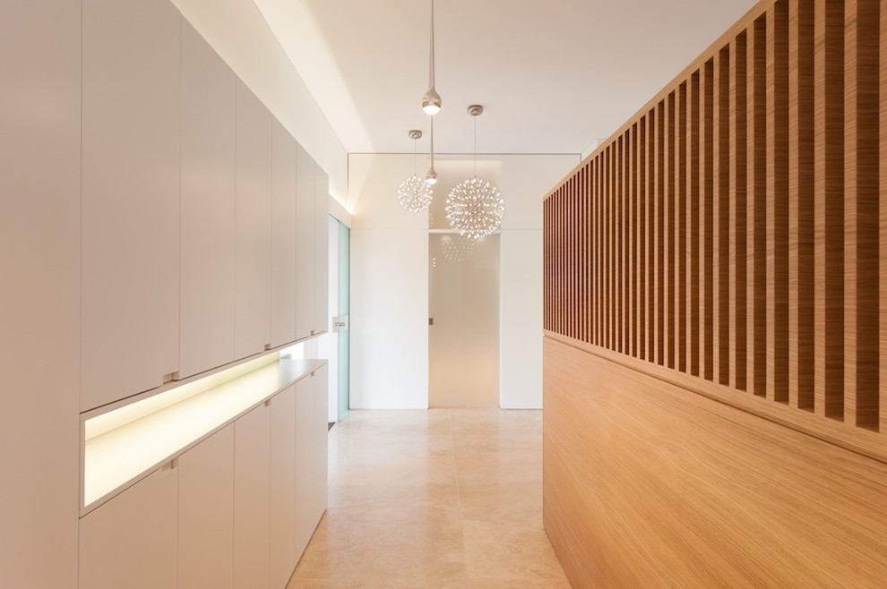 Photo of a modern hallway in Munich with white walls.