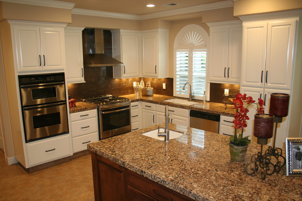 Photo of a mid-sized transitional kitchen in Sacramento.