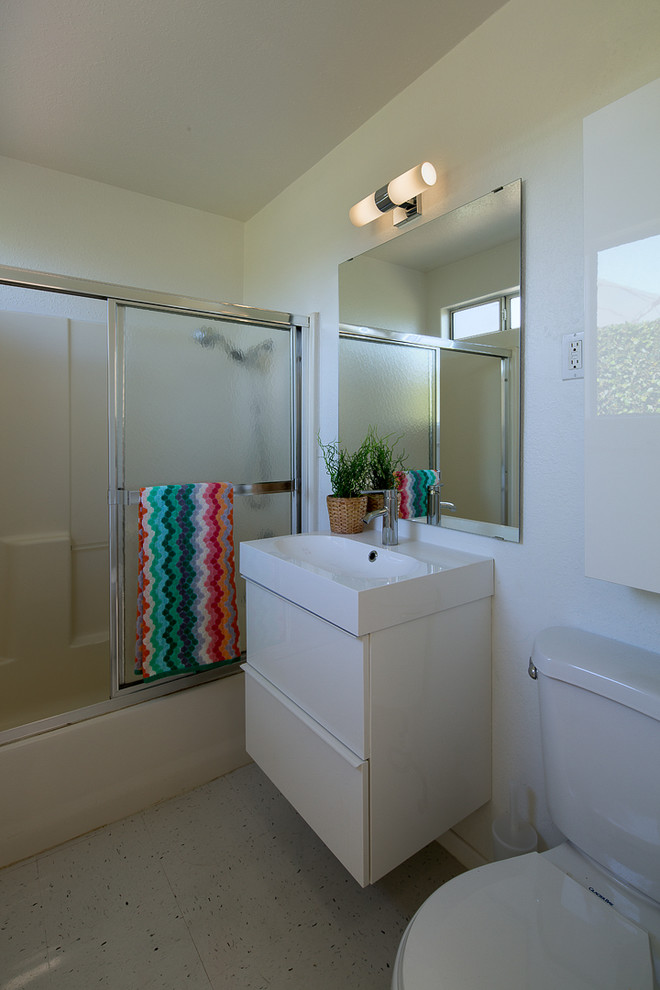 This is an example of a midcentury bathroom in Orange County.