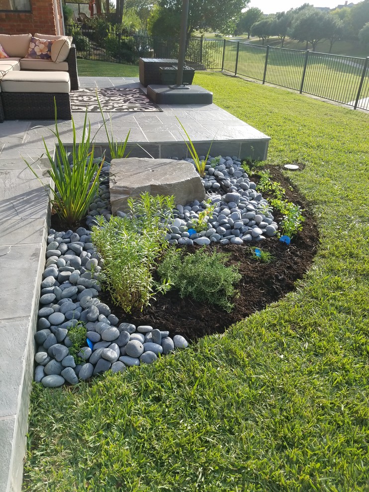 Design ideas for a small transitional landscaping in Dallas.