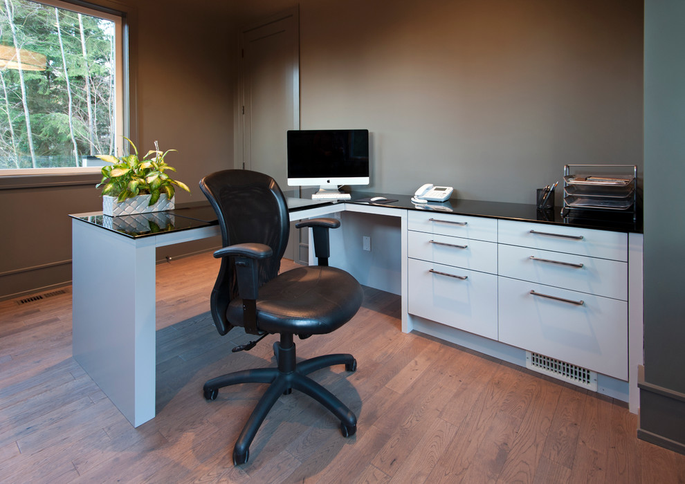 This is an example of a contemporary home office in Vancouver.