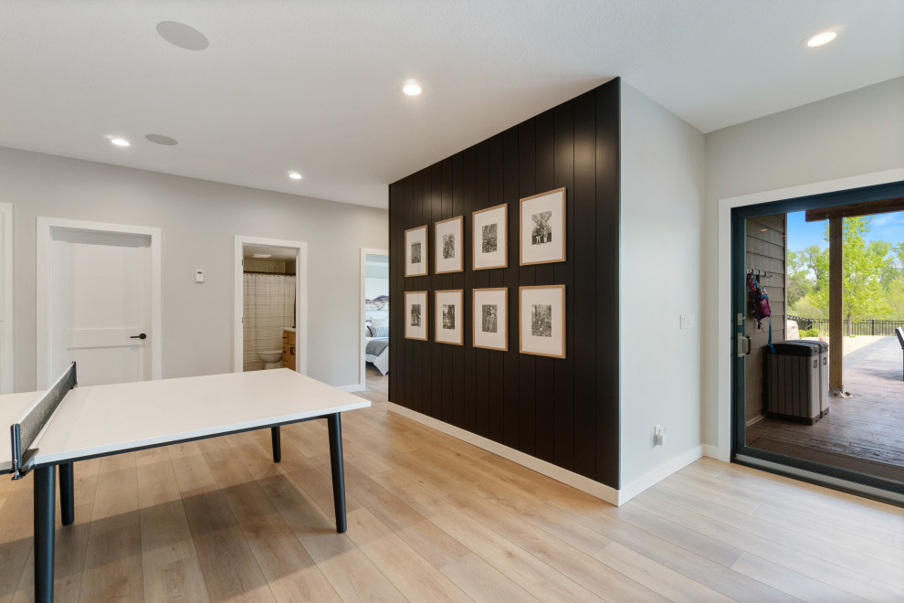 Aménagement d'une salle à manger ouverte sur la cuisine moderne de taille moyenne avec un mur gris, un sol en vinyl, un sol beige et du lambris de bois.