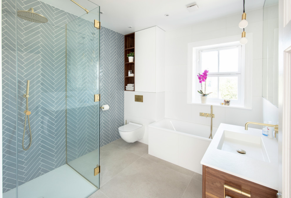 Exemple d'une salle de bain grise et blanche tendance avec une douche ouverte, un mur blanc et meuble simple vasque.