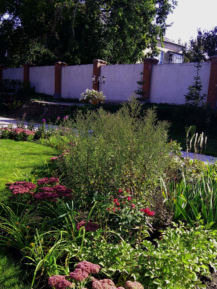 Цветники на территории храма