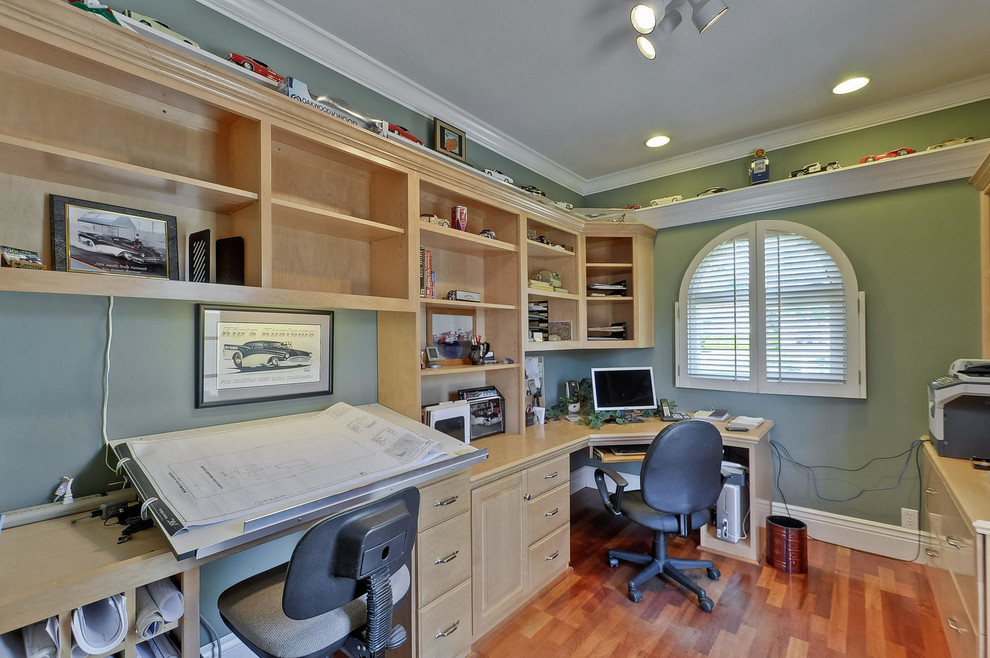 Photo of a traditional home office in San Francisco with a built-in desk.