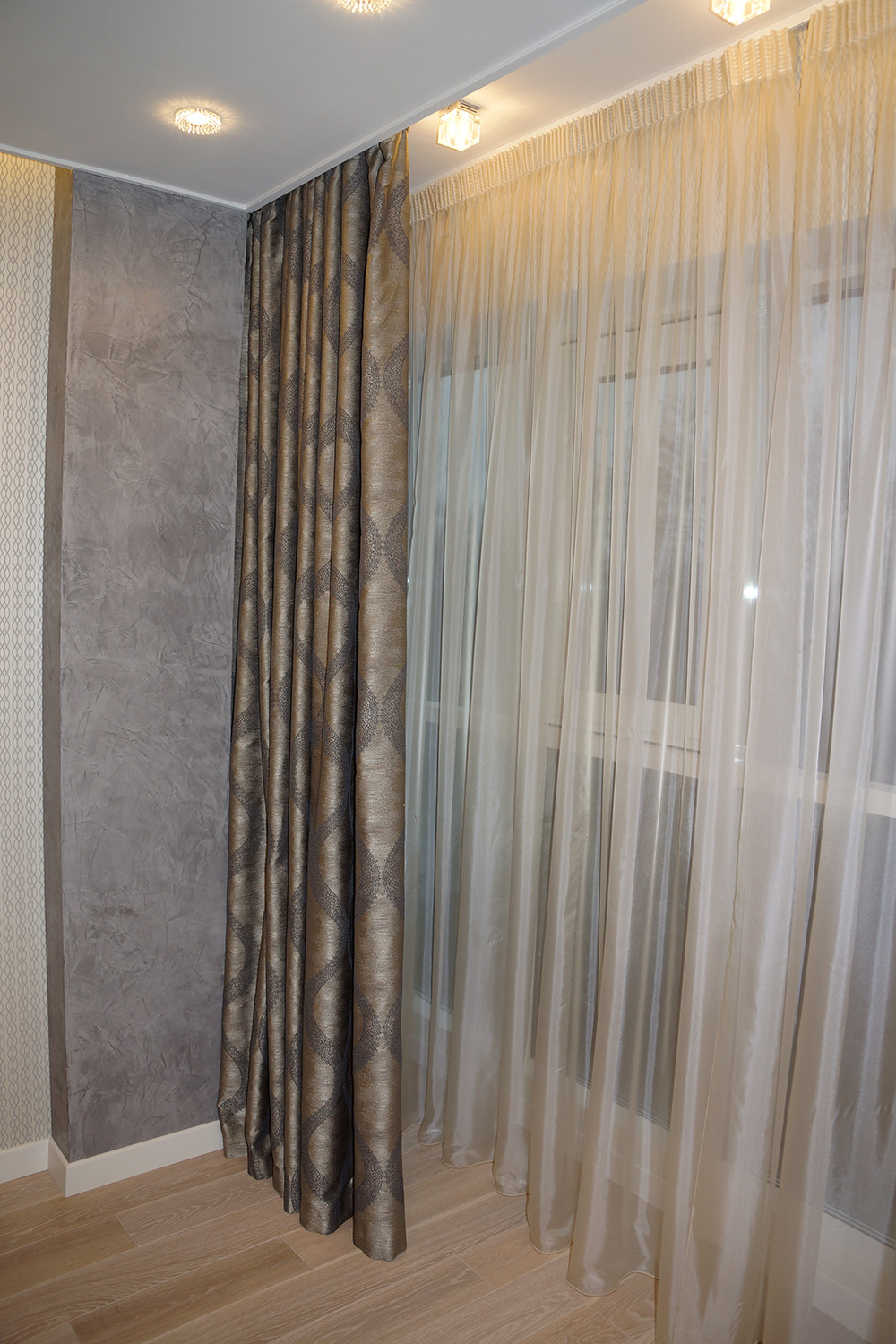 гостиная с карнизом для портьер на электроприводе