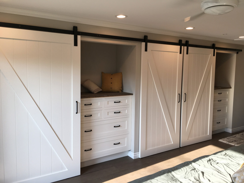 Design ideas for a country storage and wardrobe in Orange County.