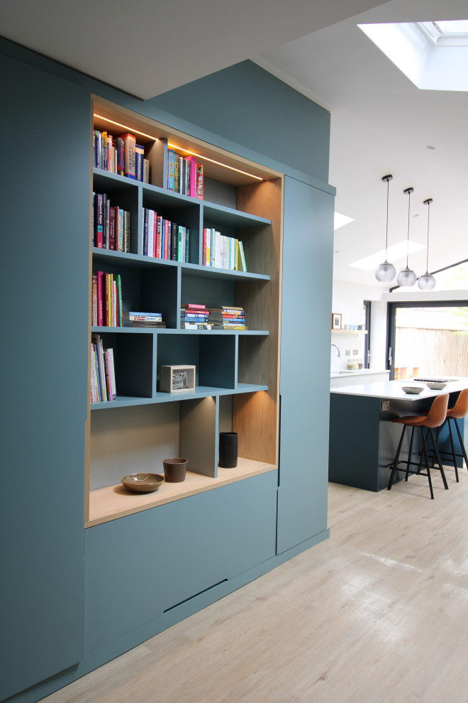 Inspiration pour une chambre neutre de 4 à 10 ans design de taille moyenne avec un bureau, un mur bleu, parquet clair et un sol beige.