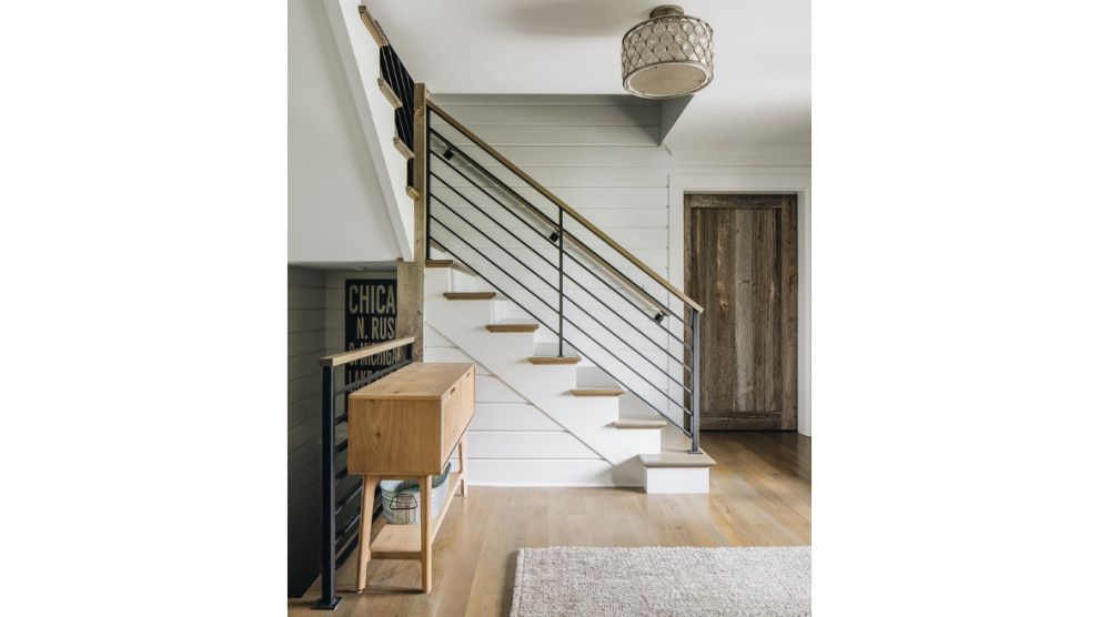Стильный дизайн: угловая лестница среднего размера в стиле кантри с металлическими перилами - последний тренд