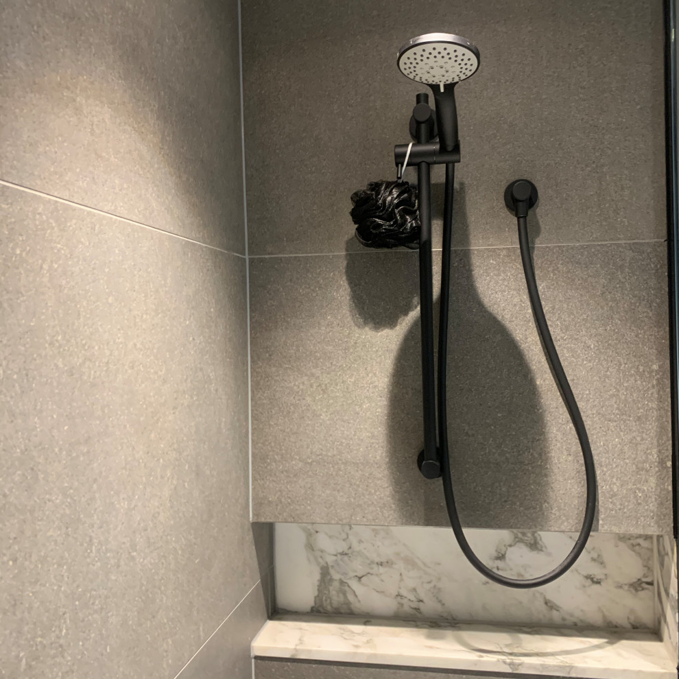 Photo of a modern bathroom in Melbourne.