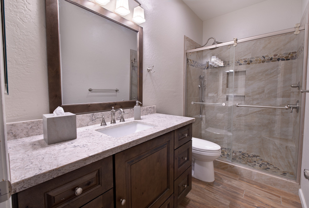 Immagine di una stanza da bagno design con doccia alcova, piastrelle in gres porcellanato, pavimento con piastrelle effetto legno, lavabo sottopiano, top in quarzo composito e porta doccia scorrevole