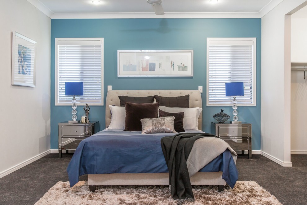 Ispirazione per una grande camera matrimoniale minimal con pareti blu, moquette e pavimento grigio