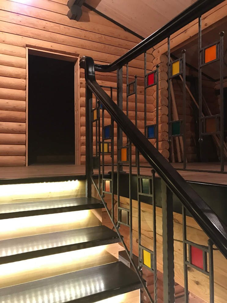 Деревянная лестница с ковкой