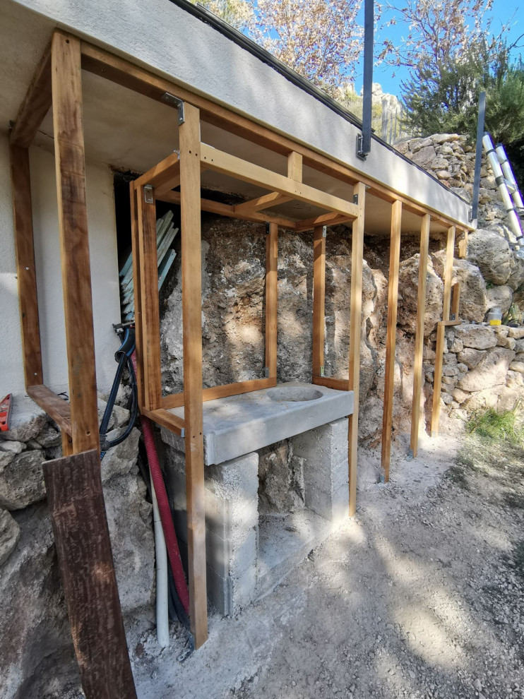 Aménagement sur mesure en lames de Cumaru pour vasque en extérieur intégré dans