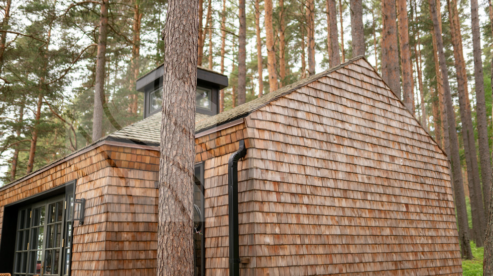 Современный дизайнерский дом с террасой и отделкой из дранки